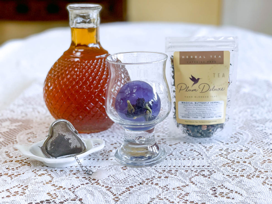 Nothing is better in summer than an iced tea in the middle of a scorching afternoon or a sultry summer night and you can elevate the experience with some fancy ice cubes for iced tea that are easier than pie and just as delicious.